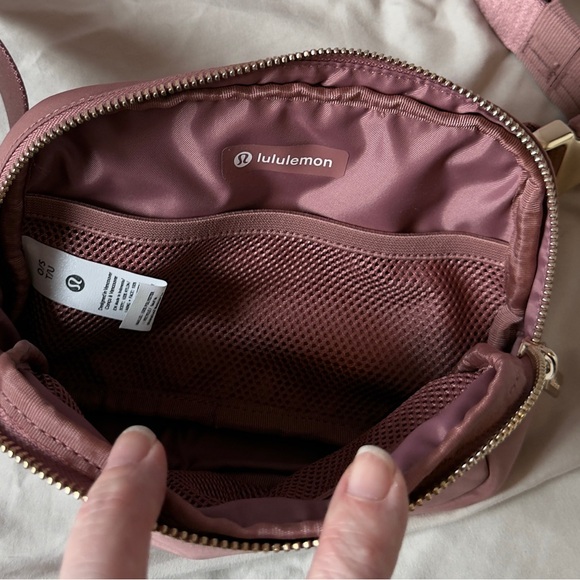 Lululemon Everywhere Belt Bag 1L w/metal hardware - Picture 4 of 8